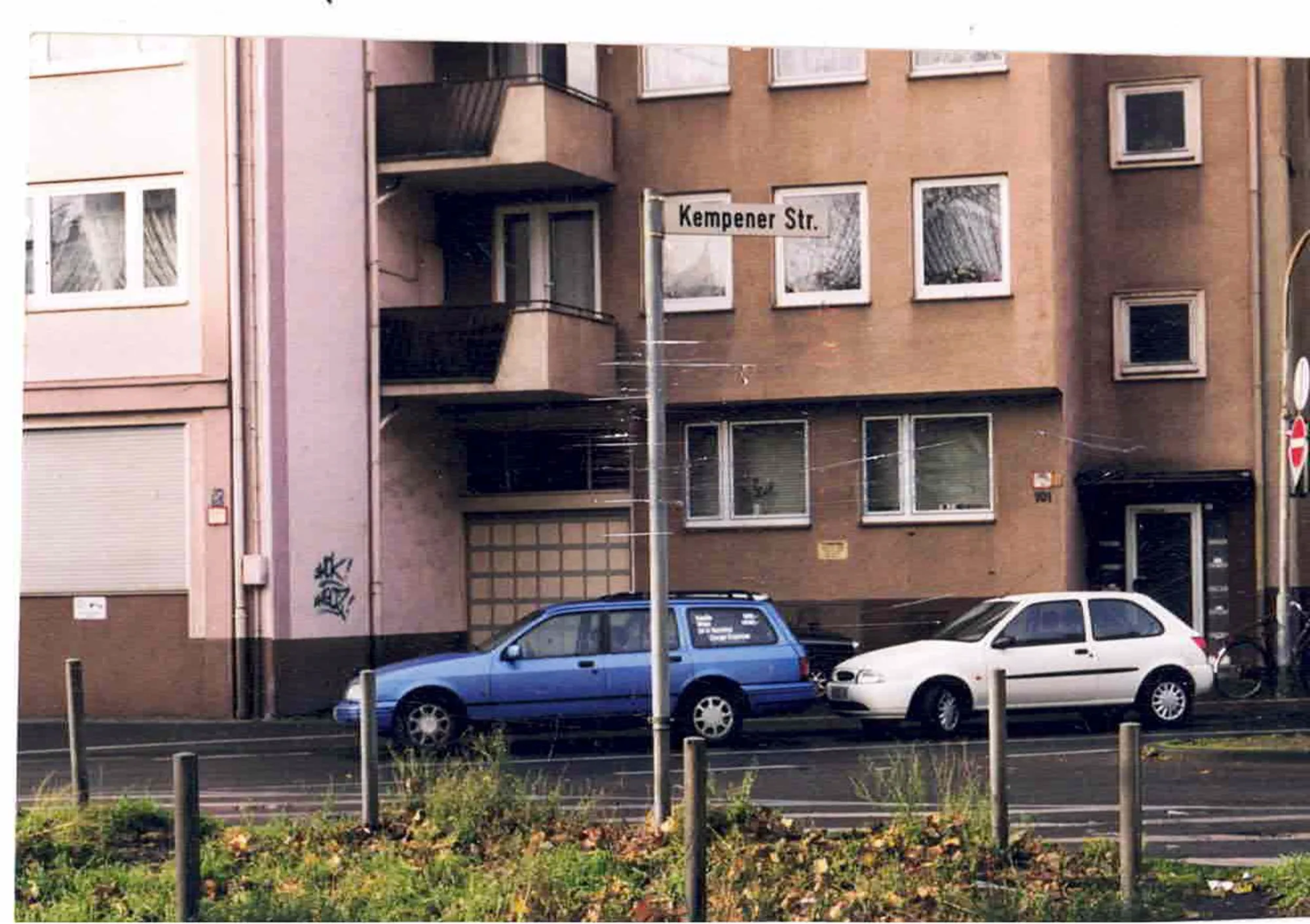 Farbfoto der Verkehrsinsel Kempener Stra&szlig;e im Jahr 1999, von der Natur zur&uuml;ckerobert