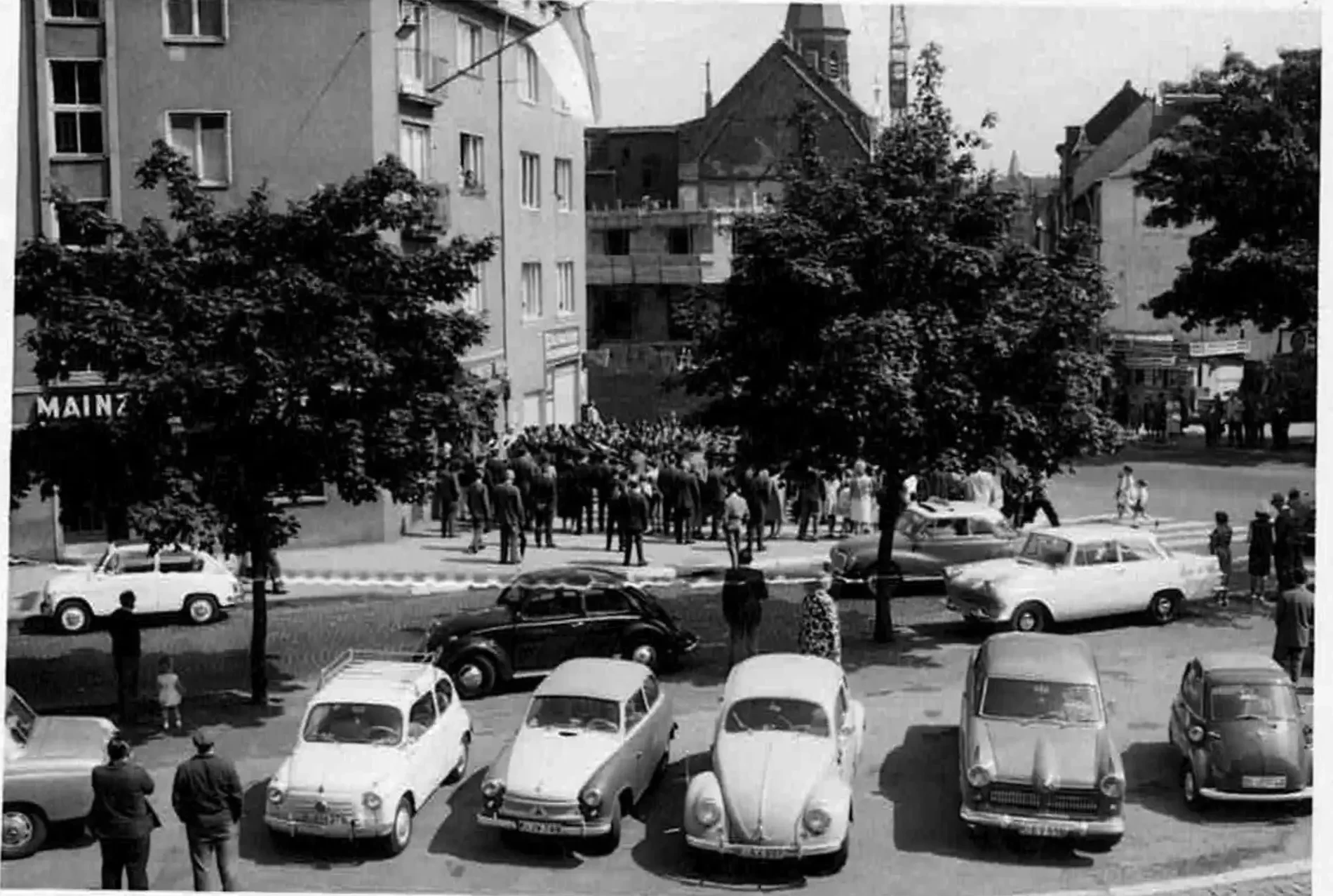 Historisches Schwarzwei&szlig;foto der Verkehrsinsel Kempener Stra&szlig;e, bevor sie zum Garten wurde